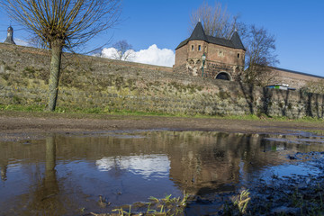 Fototapeta na wymiar Historische Stadtmauer in Zons
