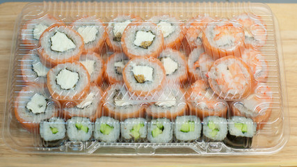 Коробочка с роллами японская еда