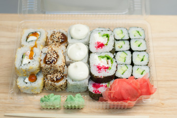 Коробочка с роллами японская еда