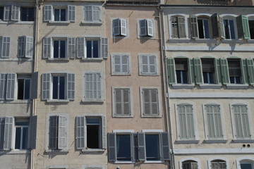 Fototapeta na wymiar Typisch Marseille: Historische Fassaden am Quai du Port
