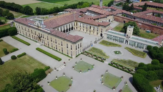 Villa Arconati, Castellazzo, Bollate, Milano, Italia. Vista aerea. Giardini e parco, Parco delle Groane. Reggia, palazzo in stile barocchetto lombardo, strade e alberi visti dall&rsquo;alto