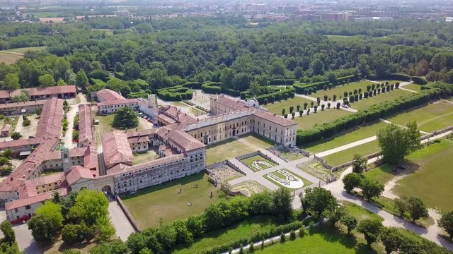 Villa Arconati, Castellazzo, Bollate, Milano, Italia. Vista aerea. Giardini e parco, Parco delle Groane. Reggia, palazzo in stile barocchetto lombardo, strade e alberi visti dall&rsquo;alto