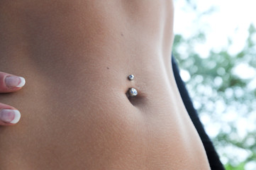 Bauchpiercing frau