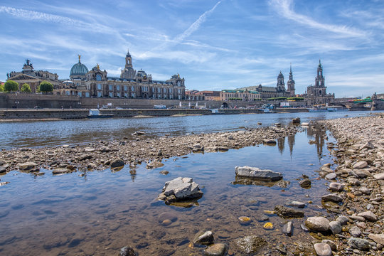 Terrassenufer in Dresden bei Niedrigwasser