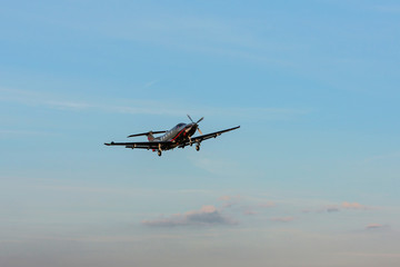 Single turboprop aircraft landing aircraft.
