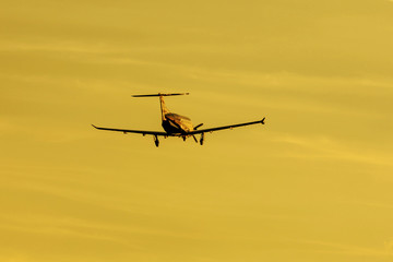 Single turboprop aircraft landing aircraft.