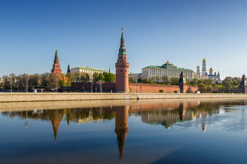 Obraz premium Morning view of Moskva River, embankments, Kremlin Towers in Moscow, Russia.