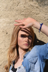 modella donna ritratto fiori estate posare 