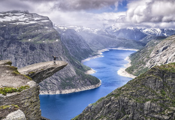 Obraz premium Hiking to Trolltunga