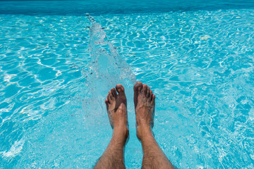 Im wasser mit den füssen spritzen