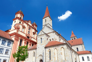 Fototapeta na wymiar Ellwangen an der Jagst: Stadtkirche und St. Vitus