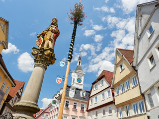 Fototapeta na wymiar Aalen: Marktbrunnen und Historisches Rathaus