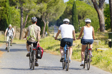 Fototapeta premium turisti bicicletta appia antica Roma