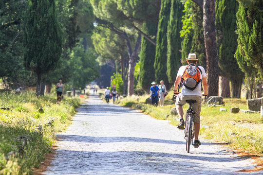 Fototapeta turista in bicicletta lungo l'Appia Antica, Roma