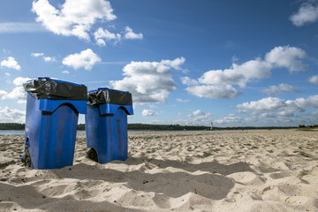 Blaue Mülltonnen Am Strand