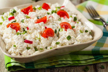 Fresh cottage cheese, served with fresh vegetables and cream.