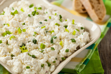 Fresh cottage cheese, served with fresh vegetables and cream.