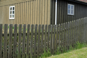 Fototapeta premium holzzaun und holzwand im gleichen beigen farbton