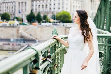 Naklejka premium Amazing wedding photo at old city background