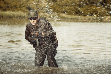 Naklejka premium Action soldier in uniform attacking with assault rifle