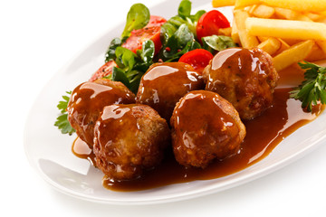 Roasted meatballs, chips and vegetables 
