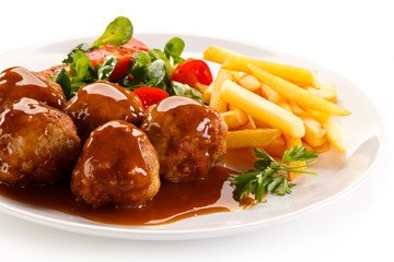 Roasted meatballs, chips and vegetables 