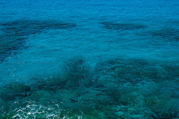 Fototapeta na wymiar Natural background of emerald, turquoise sea water