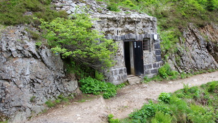 Kamienny bunkier ukryty w skale - czeskie Sudety