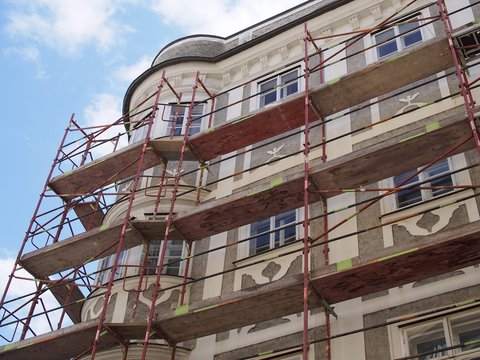 Gebäudesanierung - Historisches Bauwerk eingehüllt mit Baugerüst