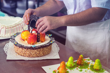 Manual cakes production