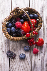 cestino con frutti di bosco