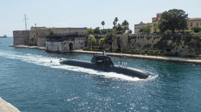 SOMMERGIBILE CLASSE TODARO FA INGRESSO NEL CANALE NAVIGABILE DI TARANTO