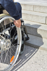 Gehbehinderte Frau im Rollstuhl