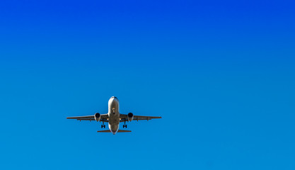 Fototapeta na wymiar Aeronave e céu azul.