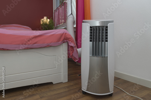 Mobile Klimaanlage kühlt das Schlafzimmer\ Mobile Klimaanlage kühlt das Schlafzimmer\