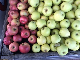red and green apples