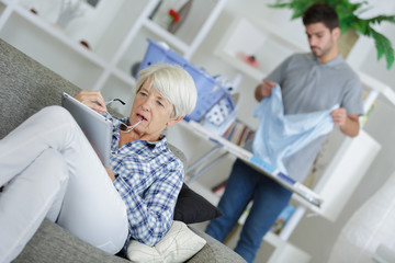 Obraz premium young man doing the ironing