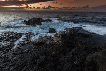 Fototapeta premium Sunset along the Queens Bath area of Kauai, Hawaii