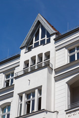 Fototapeta na wymiar Spitzgiebelfenster am Altbau