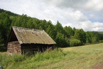 Fototapeta na wymiar Old cabin in the mountains