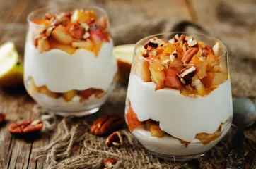 Zelfklevend Fotobehang Gekarameliseerde appels pecannoten Griekse yoghurt parfait © nata_vkusidey
