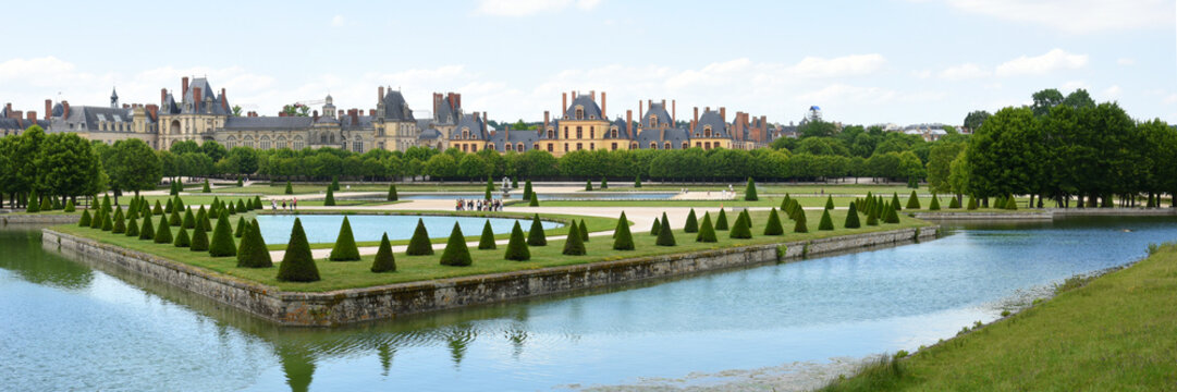 photo panoramique du jardin du chateau de fontainebleau