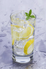 szklanka zimnej wody mineralnej z cytryną
