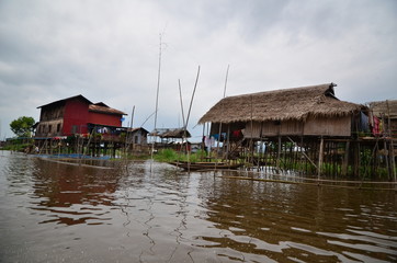 Obraz premium VILLAGE LACUSTRE LAC INLE MYANMAR (Birmanie)