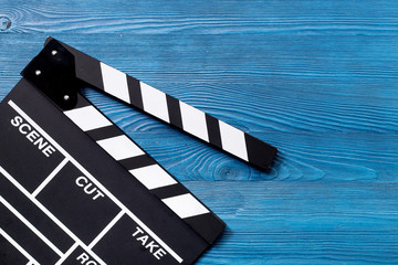 Obraz premium Movie clapperboard on wooden table background top view copyspace