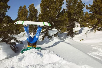 Crédence de cuisine en verre imprimé Sports dhiver Snowboarder upside down in snow in winter Pines forest