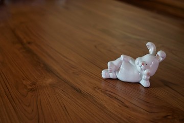Rabbit dolls made of stucco are handmade.
