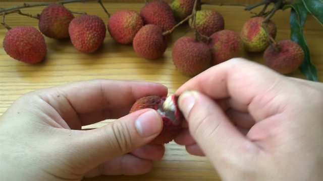 peeling piece of lichee 4K