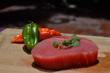 Tuna steak with cilantro and chilies