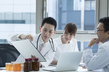 Fototapeta premium Doctors and nurses are talking while watching medical charts
